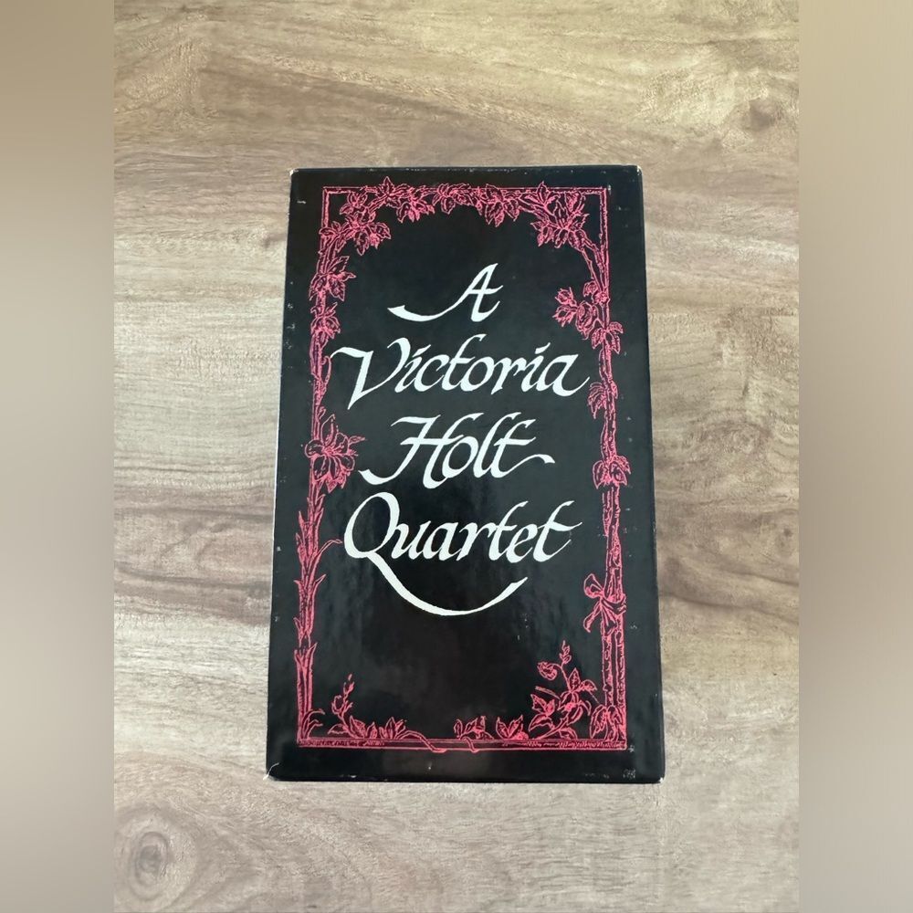 A Victoria Holt Quartet Box Set/ Landower Legacy / The Silk Vendetta /